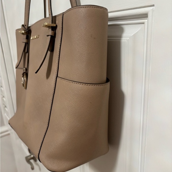 Michael Kors Jet Set Tote – Tan Saffiano Leather – Authenticated – Gold Hardware - Picture 3 of 13